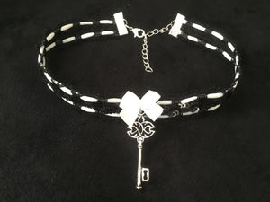 Sexy Black & White Collar